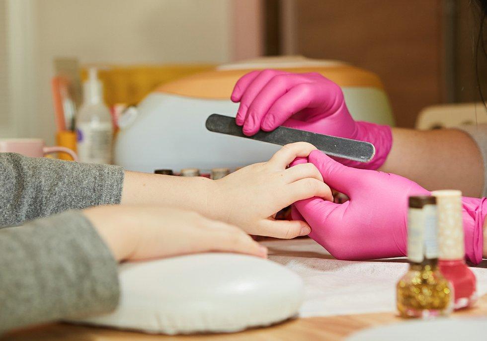 Cần thợ nail nữ giỏi bột, bao lương $250 ngày