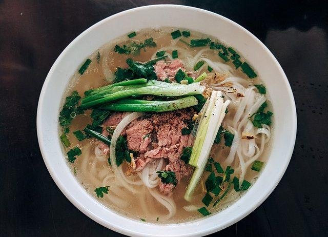 Tiệm phở nằm ngay trung tâm Little Saigon. Cần tuyển bếp chính, bếp phụ, nhân viên