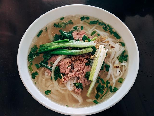 Tiệm phở nằm ngay trung tâm Little Saigon. Cần tuyển bếp chính, bếp phụ, nhân viên