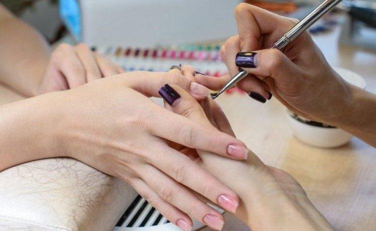 Tiệm Nail Mission Viejo cách Bolsa 30 phút, khu Mỹ trắng, giá cao, típ hậu. Cần thợ TCN,