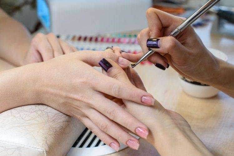Tuyển thợ nail chuyên nghiệp và nhiệt tình. TIỆM ĐÔNG KHÁCH TIPS KHÁ, khu Mễ, cách Bolsa