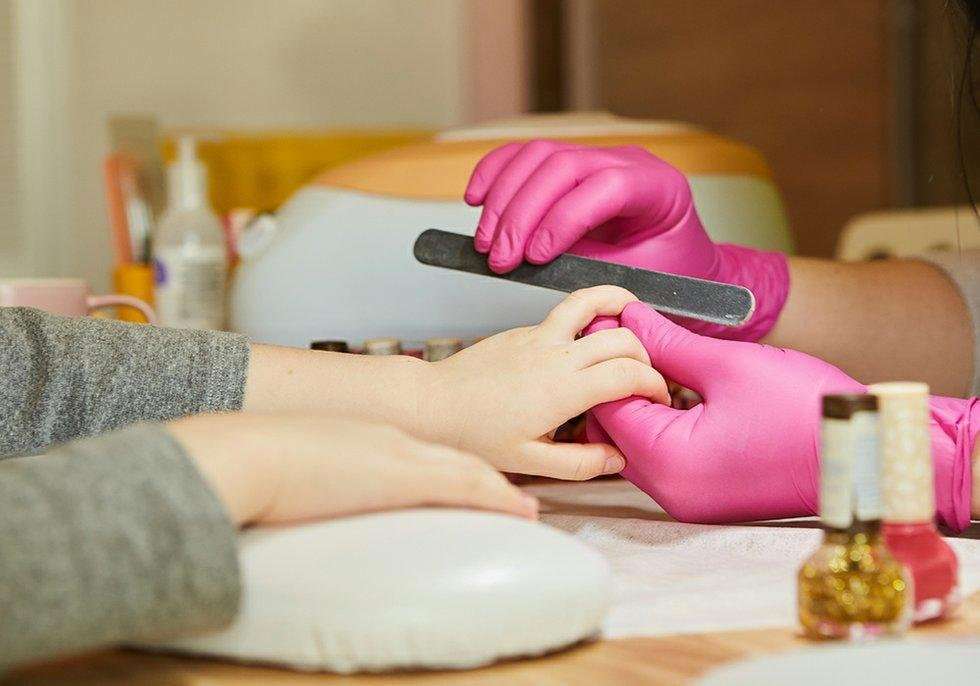 Tìm việc làm nail nhanh chóng. CẦN THỢ NAILS vùng Mỹ trắng. Nghỉ Chủ Nhật. Full-time. Xi