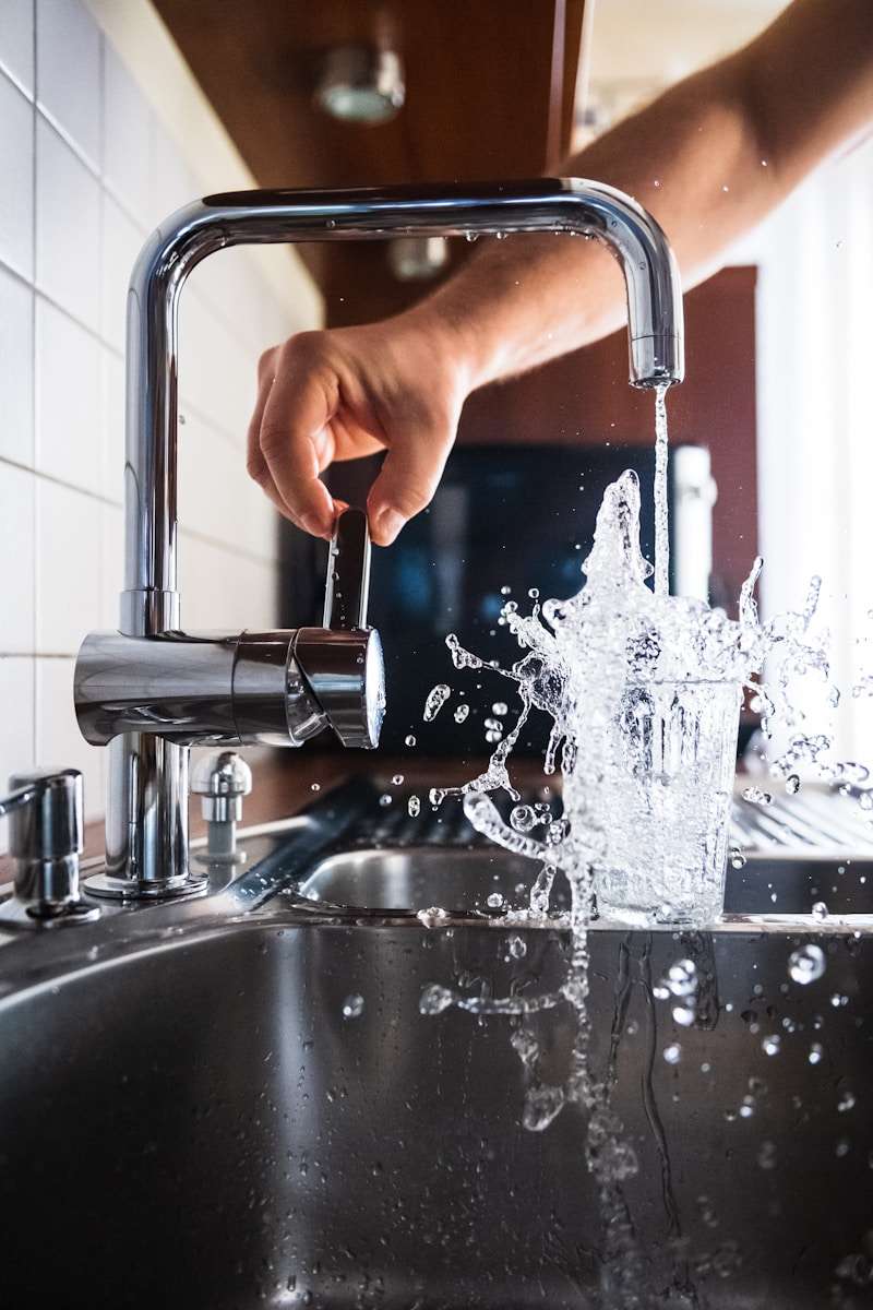 Chuyên thông tắc ống cống, sửa chữa các loại ống nước, máy nước nóng, bồn tắm, lavabo, v