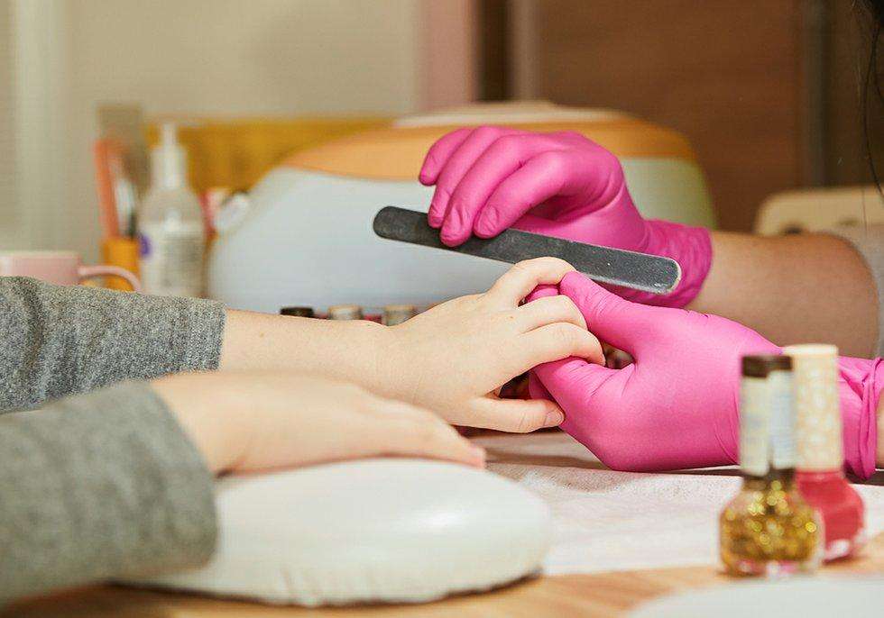 Tiệm Nails Arizona vùng Yuma cách Bolsa 3 tiếng 45′ CẦN THỢ Bột và TCN.  Tiệm đông khách